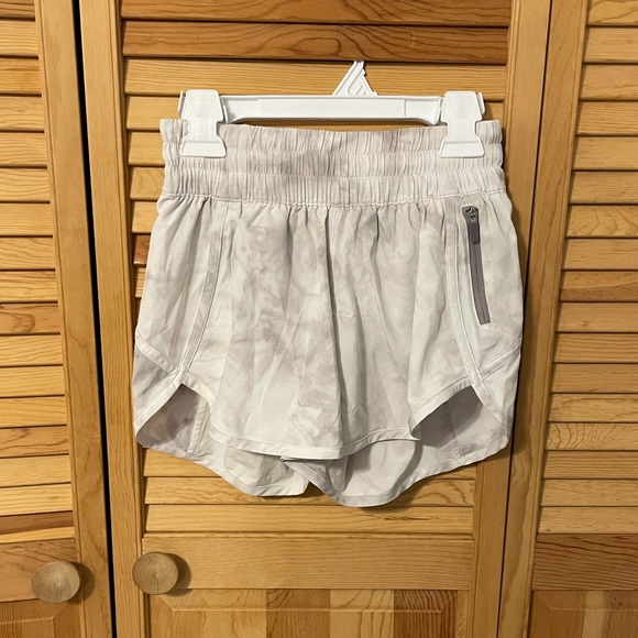 NWOT Lululemon Diamond Dye Tracker Shorts Size 2 - Picture 2 of 12